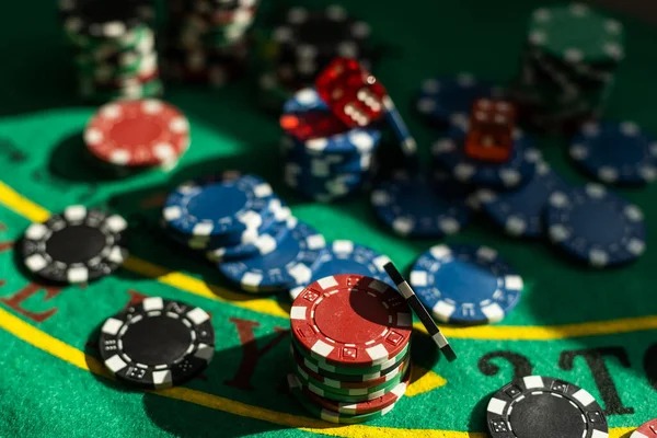 qq338 Round-led table rhythm